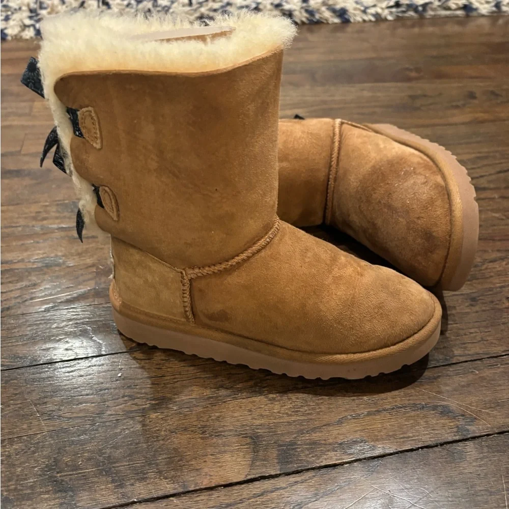 UGG Chestnut Suede Short Boots with Blue Paisley Lace Bows  size 2
